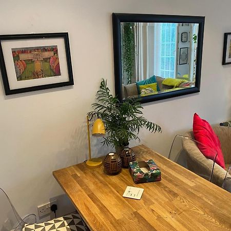 True Colours Apartment In Central Location Bangor  Extérieur photo
