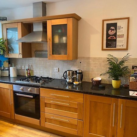 True Colours Apartment In Central Location Bangor  Extérieur photo