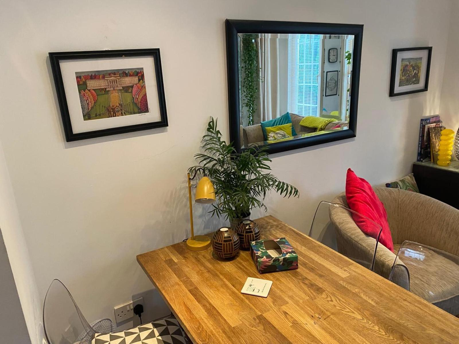 True Colours Apartment In Central Location Bangor  Extérieur photo