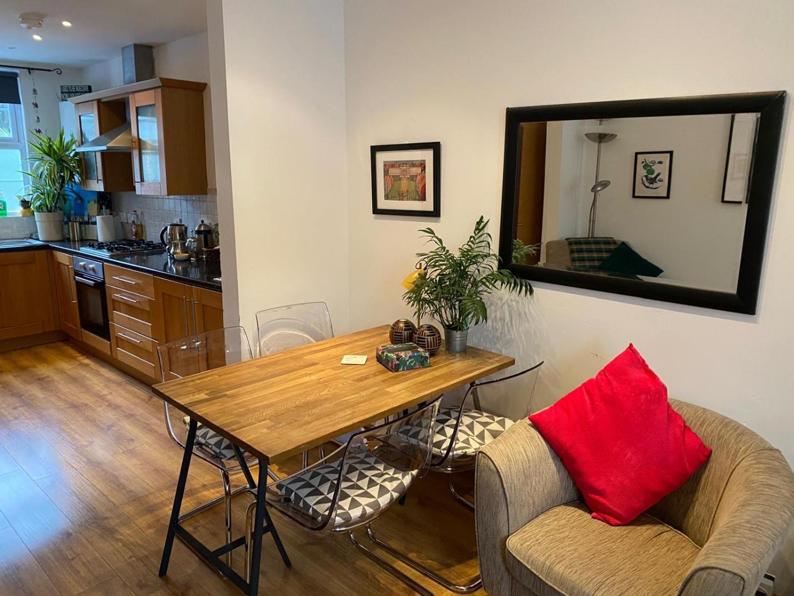 True Colours Apartment In Central Location Bangor  Extérieur photo