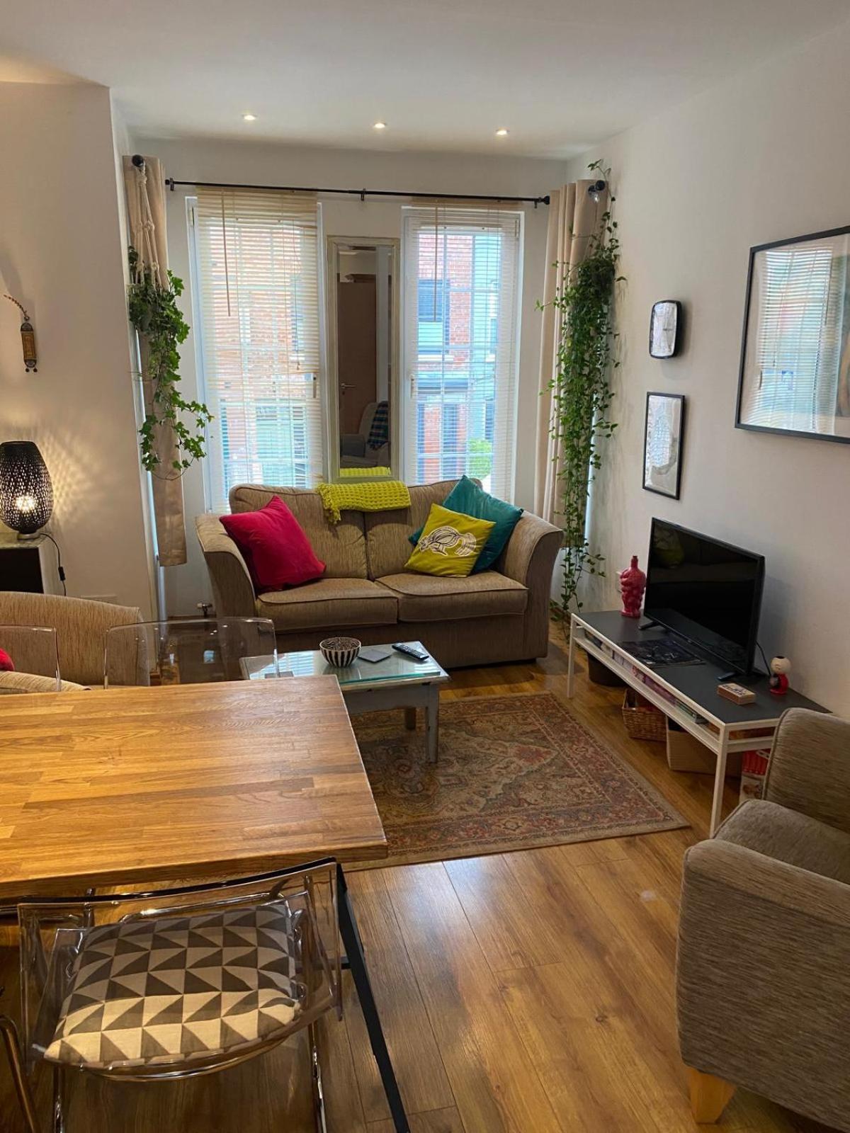 True Colours Apartment In Central Location Bangor  Extérieur photo